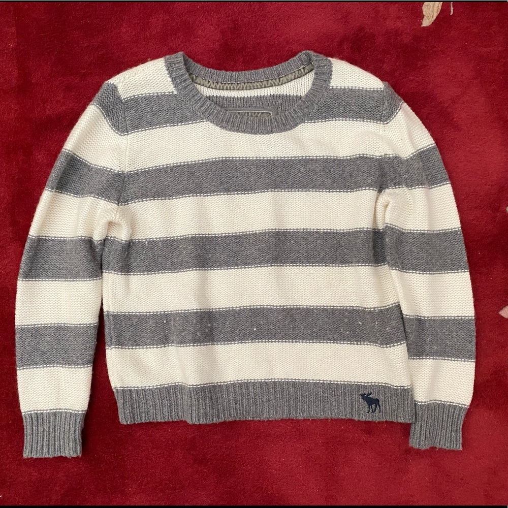 Knitted striped sweater (gray/white)